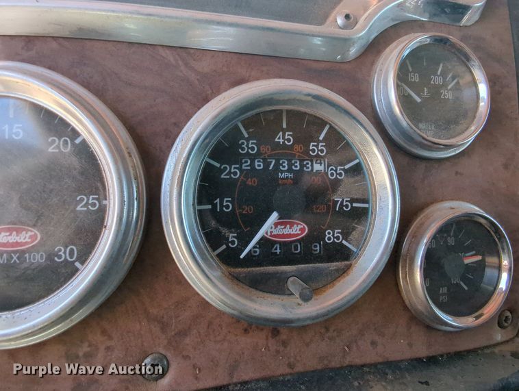 image for item MY9352 2005 Peterbilt 379  semi truck