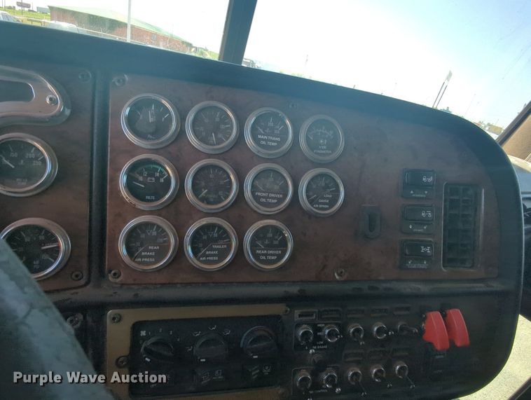 image for item MY9352 2005 Peterbilt 379  semi truck