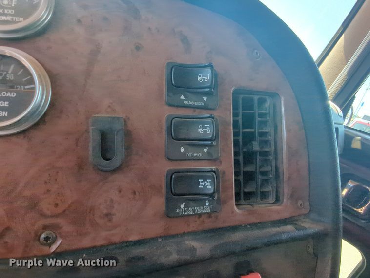 image for item MY9352 2005 Peterbilt 379  semi truck