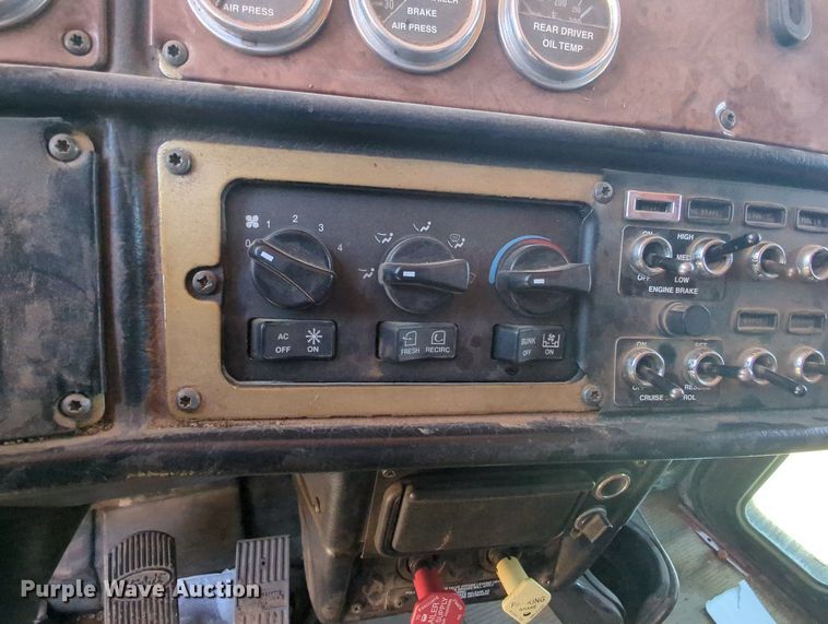 image for item MY9352 2005 Peterbilt 379  semi truck