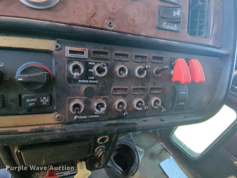 image for item MY9352 2005 Peterbilt 379  semi truck