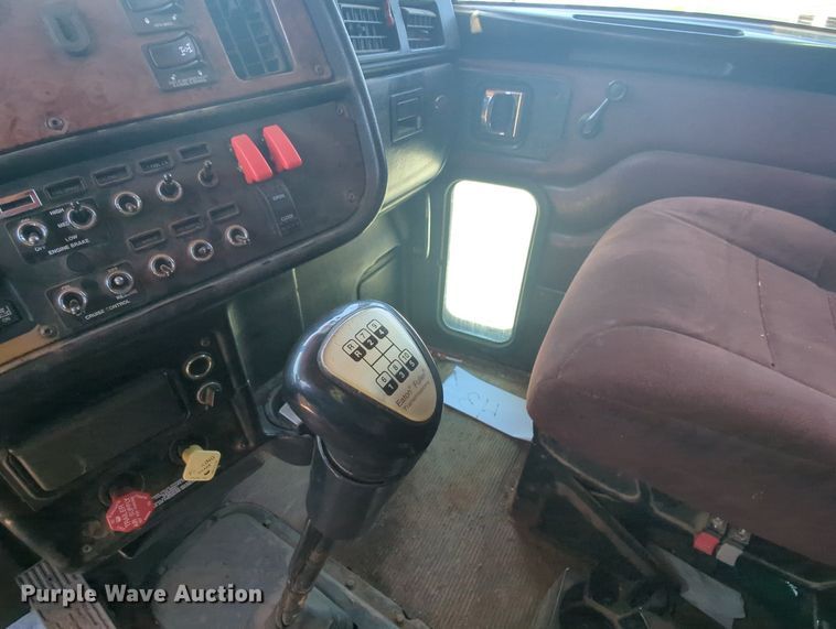 image for item MY9352 2005 Peterbilt 379  semi truck