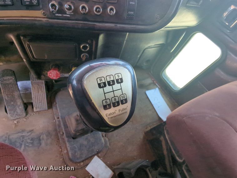 image for item MY9352 2005 Peterbilt 379  semi truck