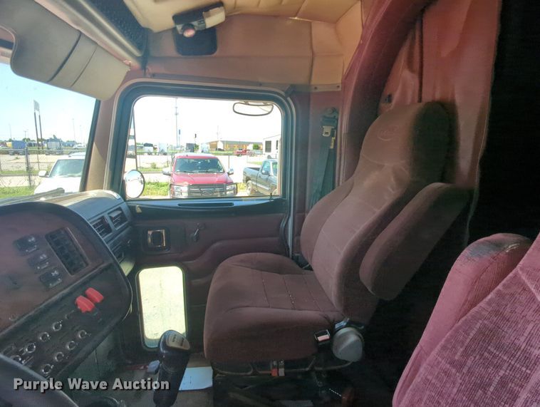 image for item MY9352 2005 Peterbilt 379  semi truck