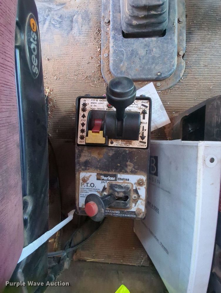 image for item MY9352 2005 Peterbilt 379  semi truck