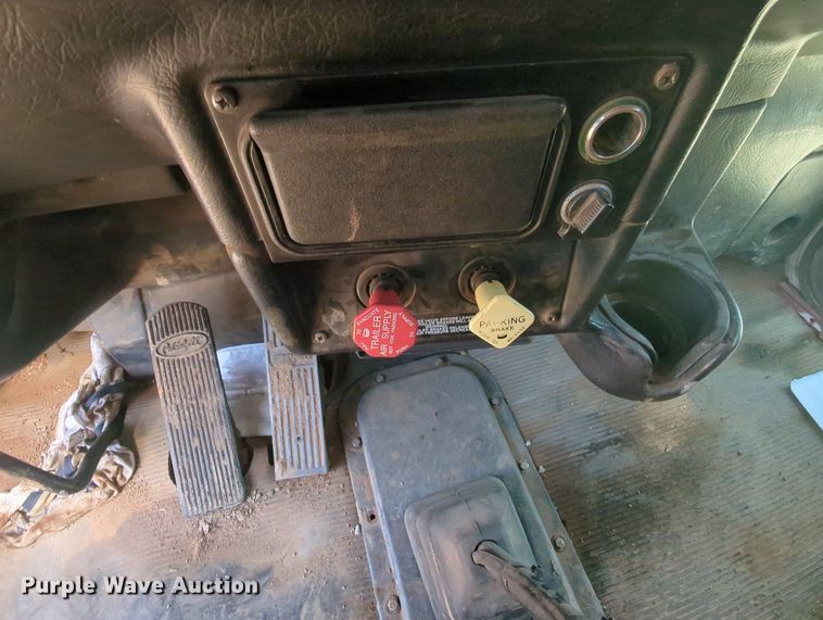 image for item MY9352 2005 Peterbilt 379  semi truck