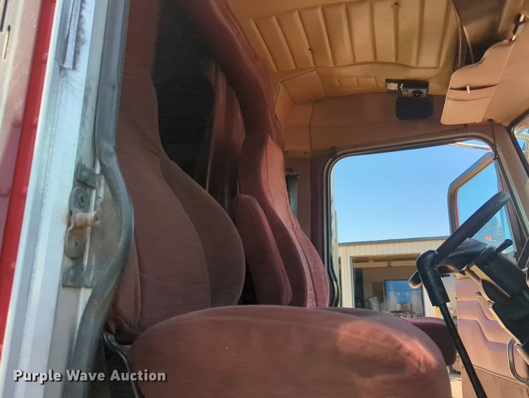 image for item MY9352 2005 Peterbilt 379  semi truck