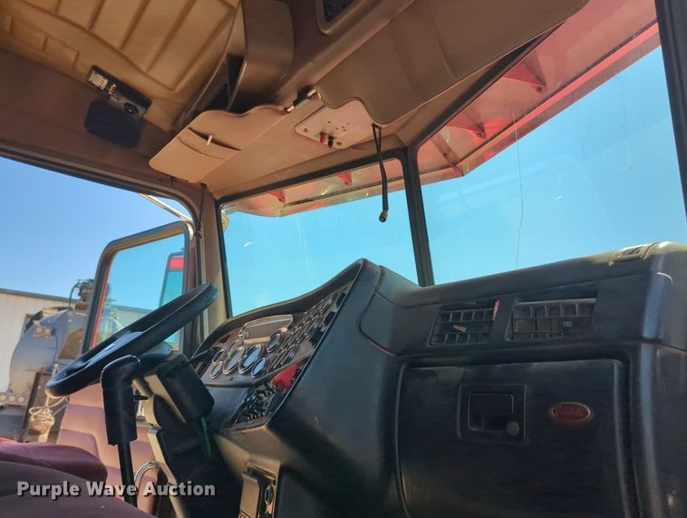 image for item MY9352 2005 Peterbilt 379  semi truck