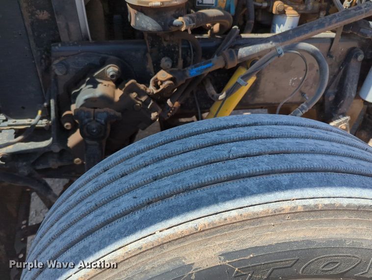 image for item MY9352 2005 Peterbilt 379  semi truck