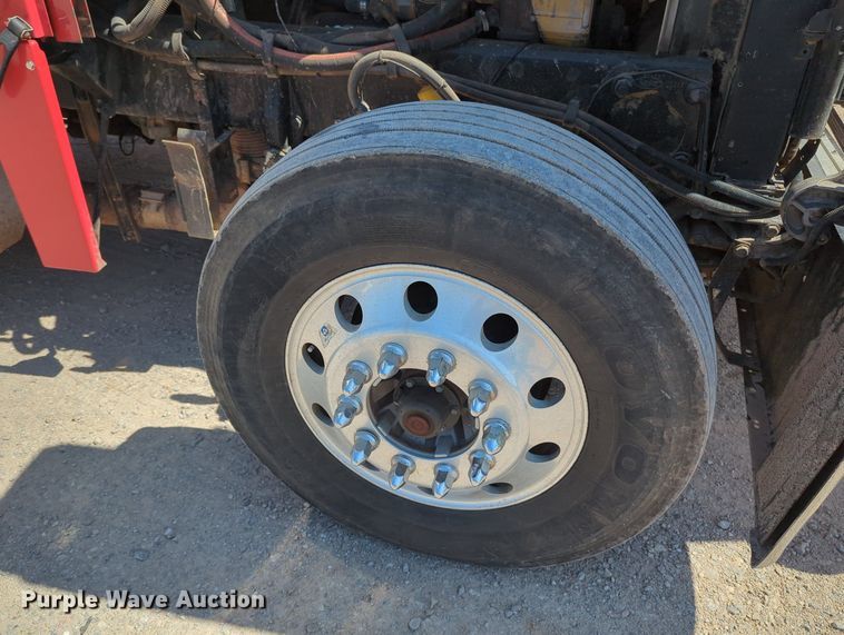 image for item MY9352 2005 Peterbilt 379  semi truck