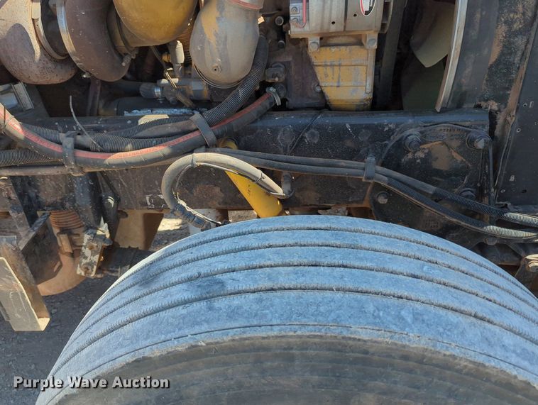 image for item MY9352 2005 Peterbilt 379  semi truck