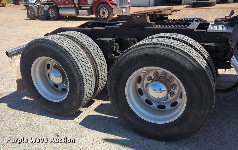 image for item MY9352 2005 Peterbilt 379  semi truck