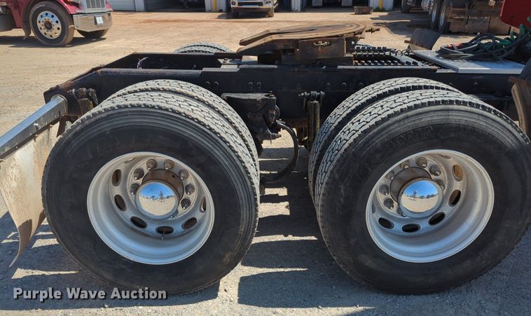 image for item MY9352 2005 Peterbilt 379  semi truck