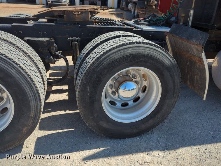 image for item MY9352 2005 Peterbilt 379  semi truck