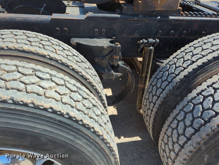 image for item MY9352 2005 Peterbilt 379  semi truck