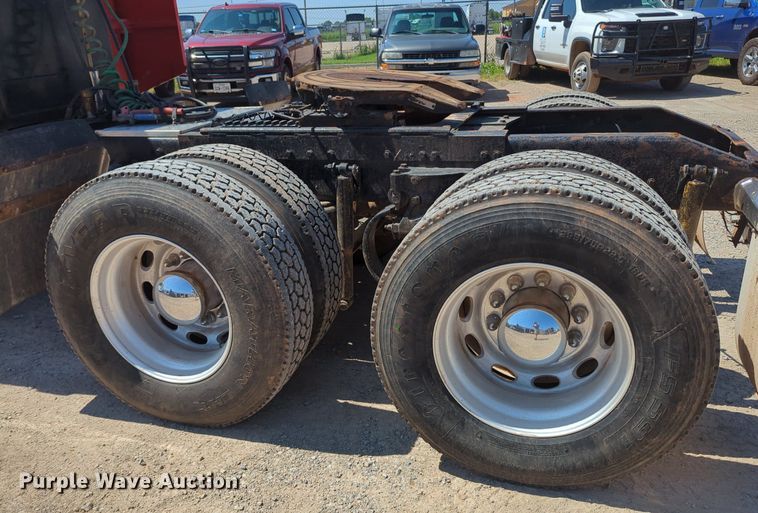 image for item MY9352 2005 Peterbilt 379  semi truck