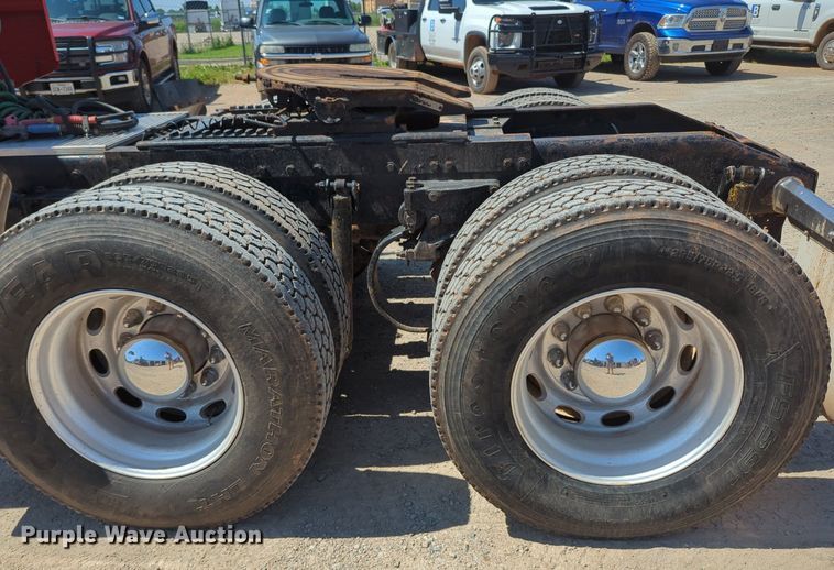 image for item MY9352 2005 Peterbilt 379  semi truck