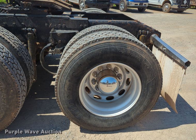 image for item MY9352 2005 Peterbilt 379  semi truck