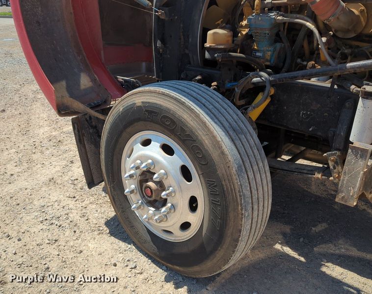 image for item MY9352 2005 Peterbilt 379  semi truck