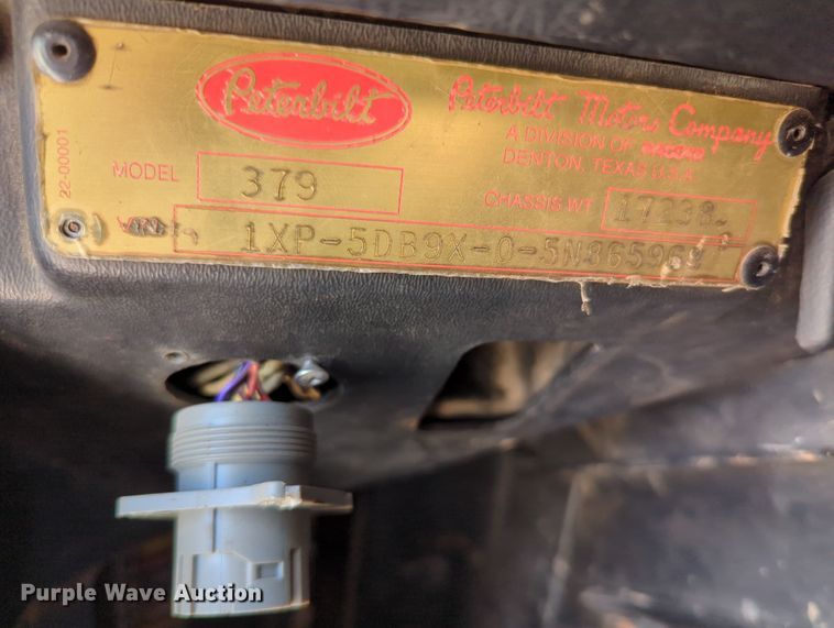 image for item MY9352 2005 Peterbilt 379  semi truck