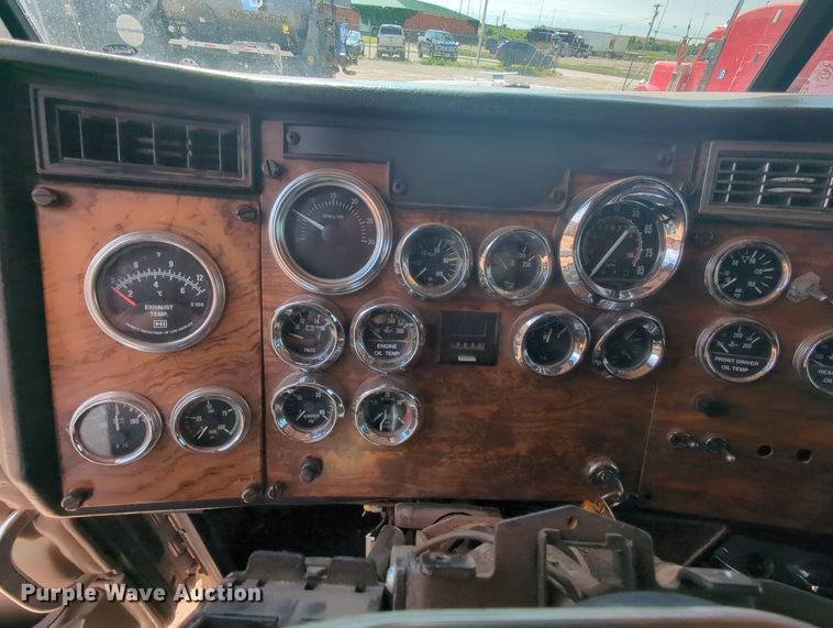 image for item MY9353 2000 Peterbilt 379  semi truck