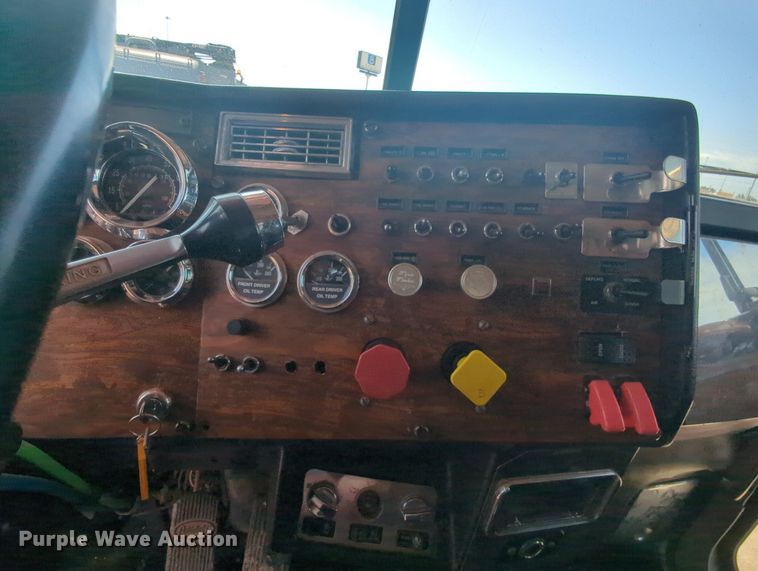 image for item MY9353 2000 Peterbilt 379  semi truck