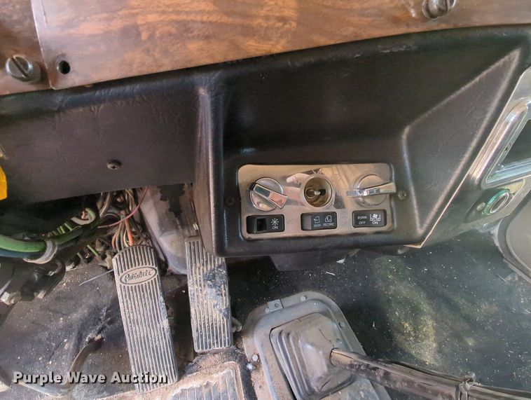 image for item MY9353 2000 Peterbilt 379  semi truck