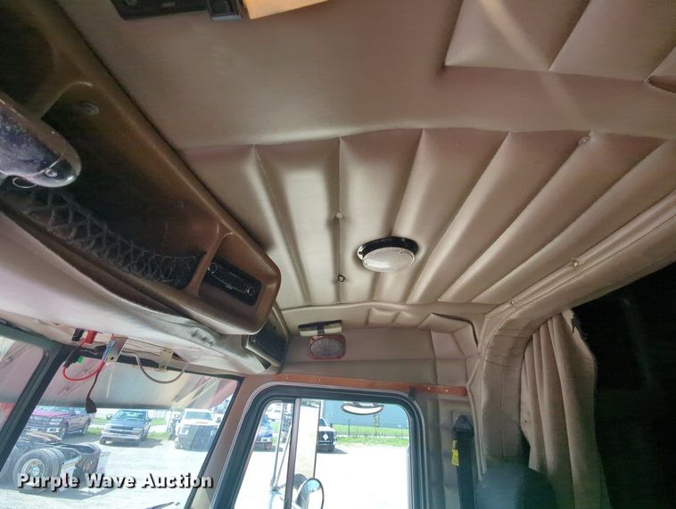 image for item MY9353 2000 Peterbilt 379  semi truck