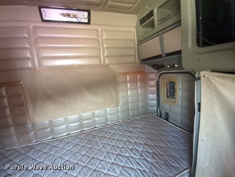 image for item MY9353 2000 Peterbilt 379  semi truck