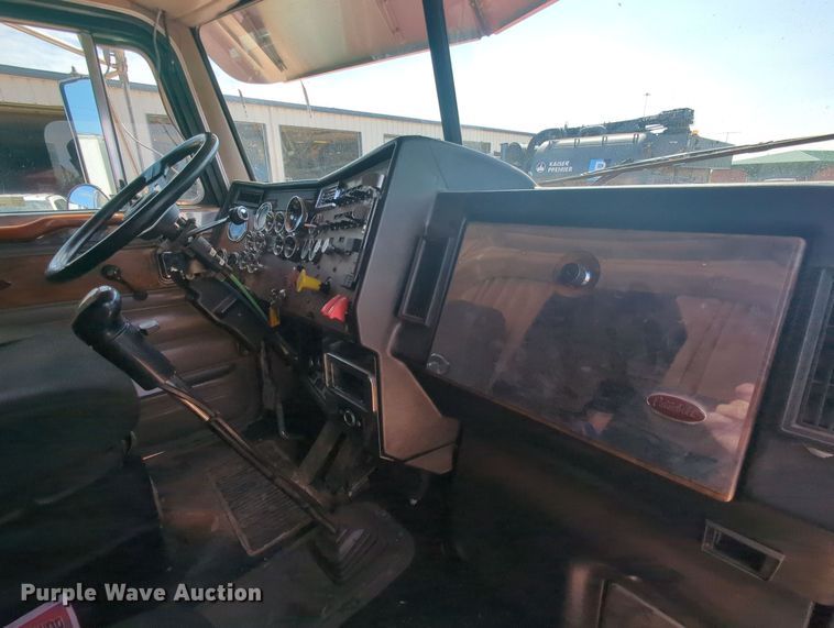 image for item MY9353 2000 Peterbilt 379  semi truck