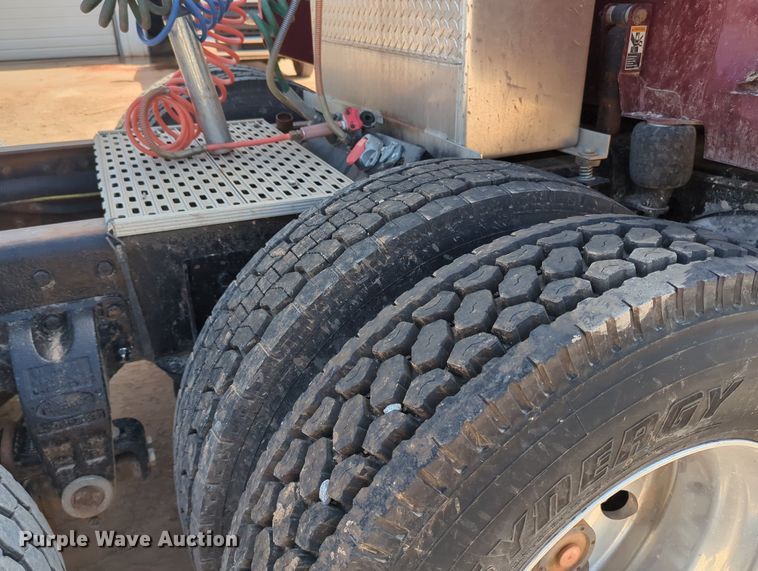 image for item MY9353 2000 Peterbilt 379  semi truck