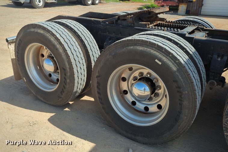 image for item MY9353 2000 Peterbilt 379  semi truck