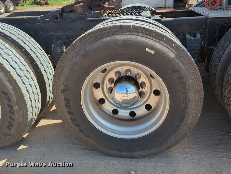 image for item MY9353 2000 Peterbilt 379  semi truck