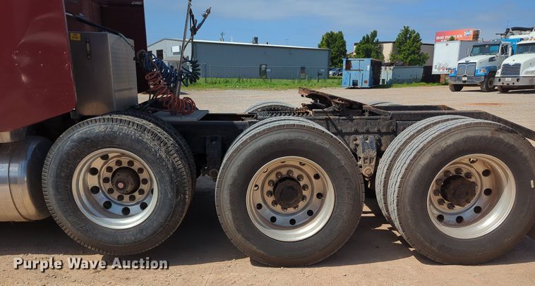 image for item MY9353 2000 Peterbilt 379  semi truck