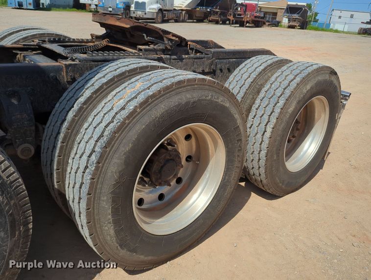 image for item MY9353 2000 Peterbilt 379  semi truck