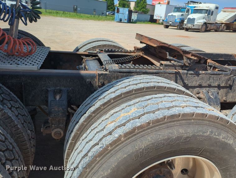 image for item MY9353 2000 Peterbilt 379  semi truck