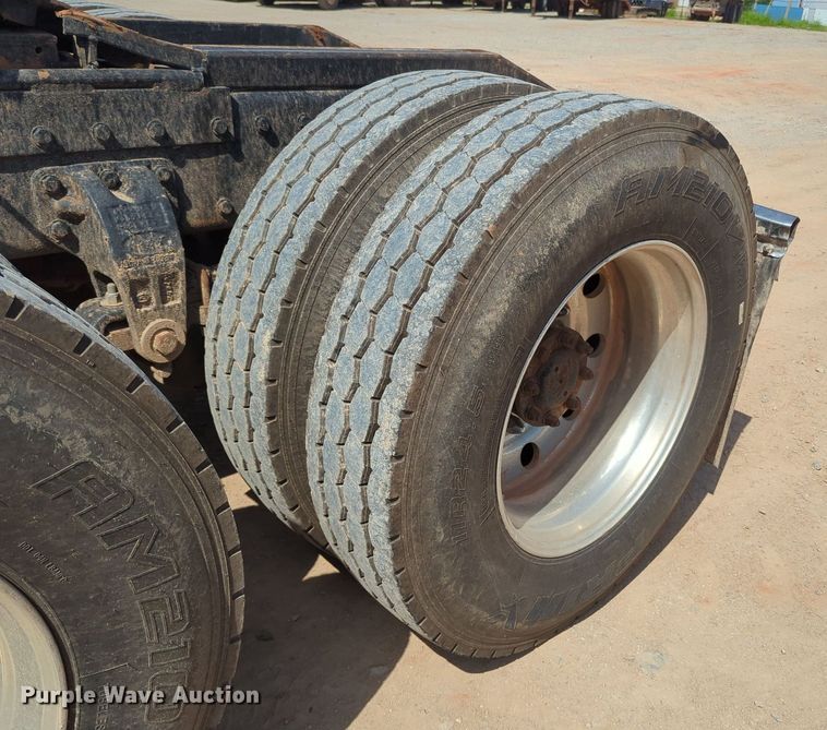 image for item MY9353 2000 Peterbilt 379  semi truck