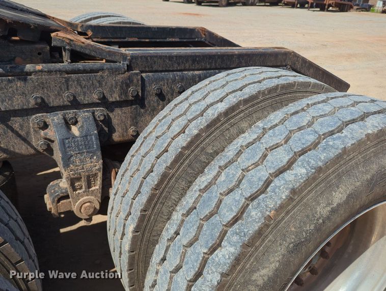 image for item MY9353 2000 Peterbilt 379  semi truck