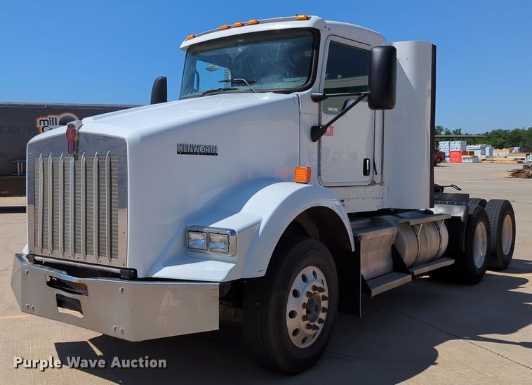 image for item MY9423 2012 Kenworth T800  semi truck