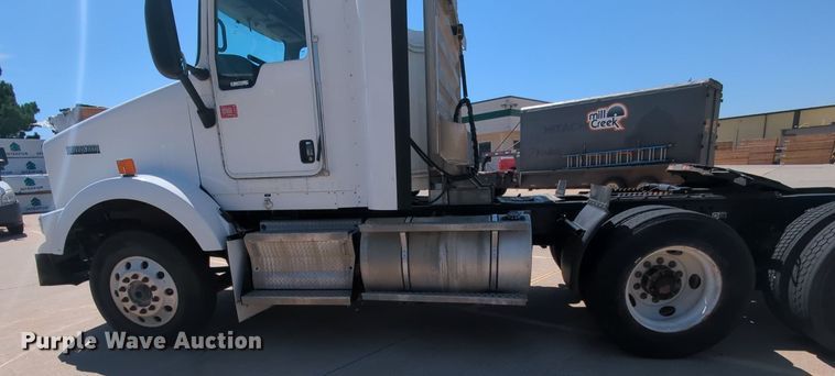 image for item MY9423 2012 Kenworth T800  semi truck