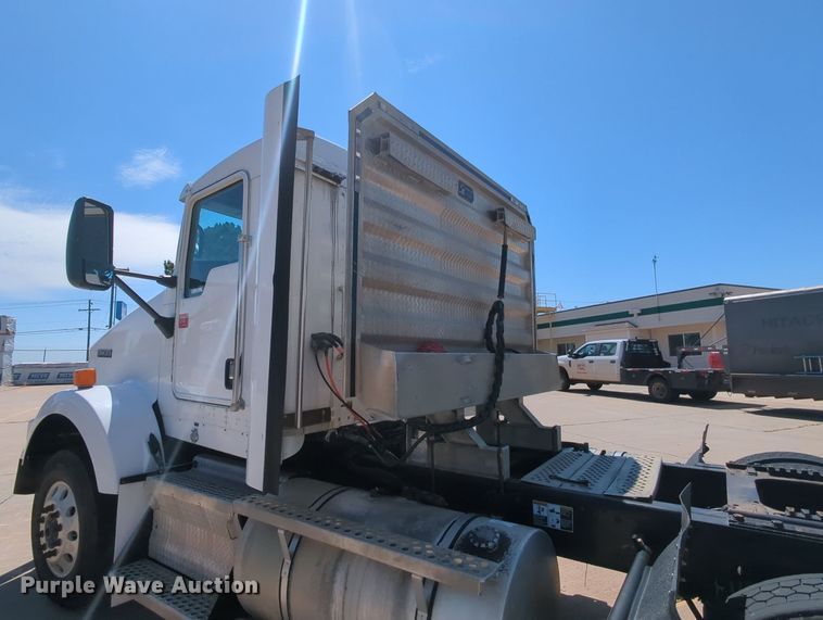 image for item MY9423 2012 Kenworth T800  semi truck