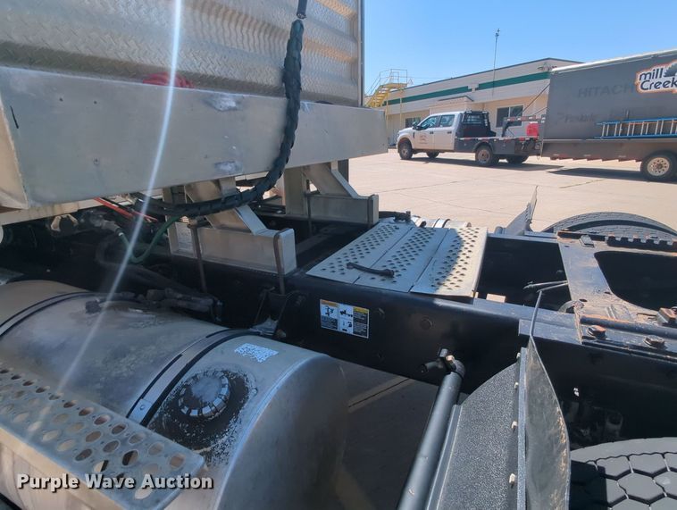 image for item MY9423 2012 Kenworth T800  semi truck