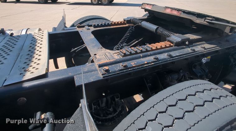 image for item MY9423 2012 Kenworth T800  semi truck