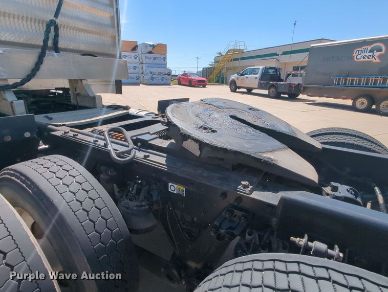 image for item MY9423 2012 Kenworth T800  semi truck