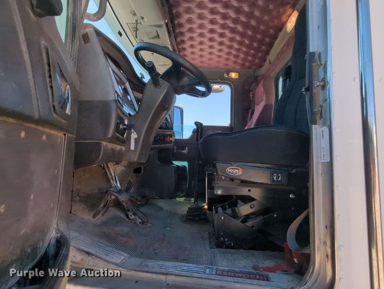 image for item MY9423 2012 Kenworth T800  semi truck