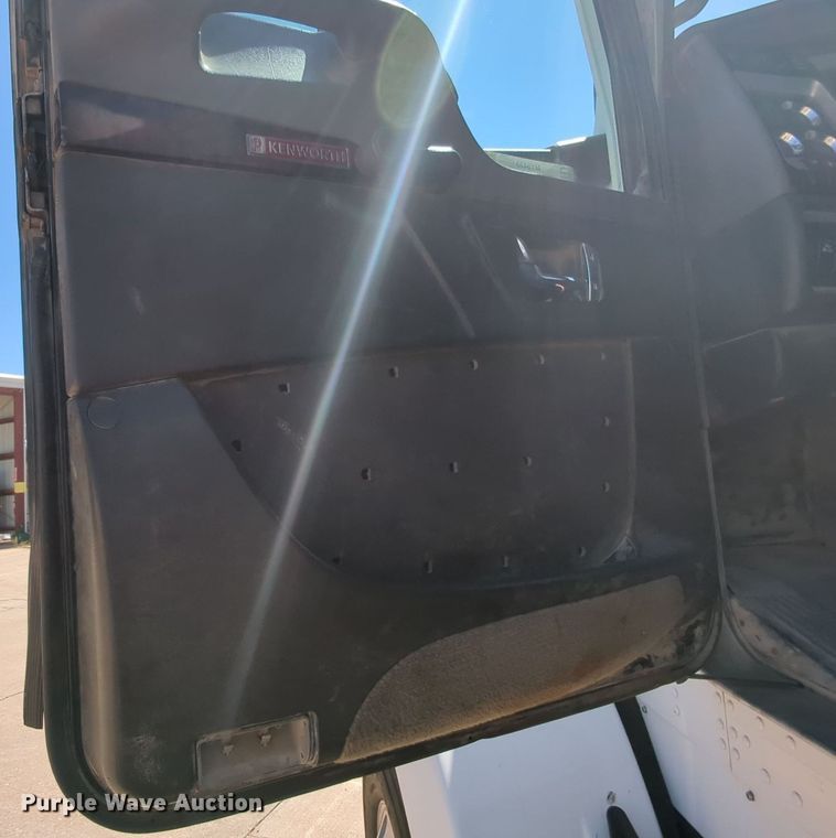 image for item MY9423 2012 Kenworth T800  semi truck