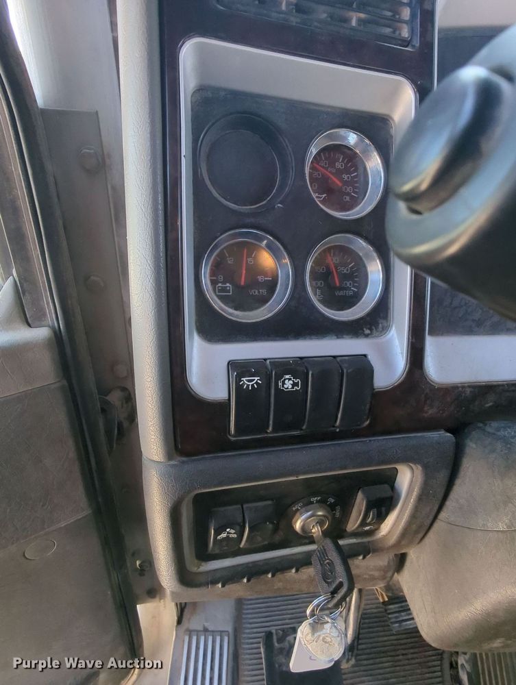 image for item MY9423 2012 Kenworth T800  semi truck