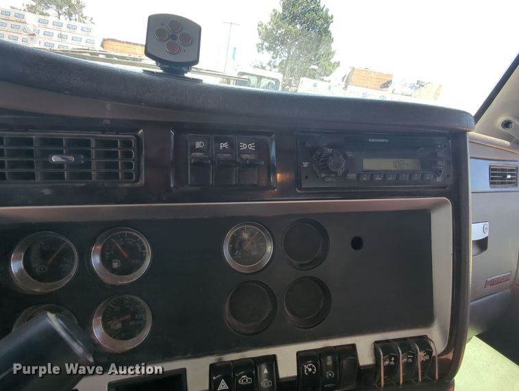 image for item MY9423 2012 Kenworth T800  semi truck