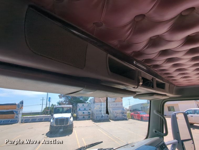 image for item MY9423 2012 Kenworth T800  semi truck