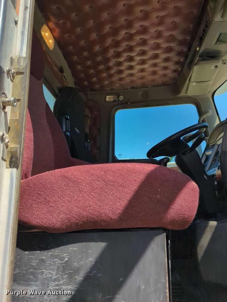 image for item MY9423 2012 Kenworth T800  semi truck